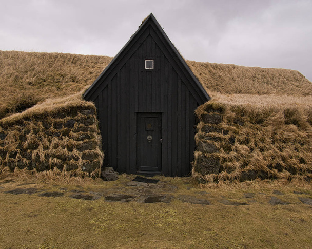 Dřevěný dům chráněný proti rašelinu na Islandu - Fotografie, Obrázek