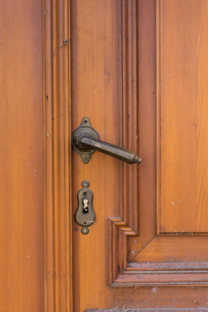 Kliky dveří a staré dřevěné dveře - Fotografie, Obrázek