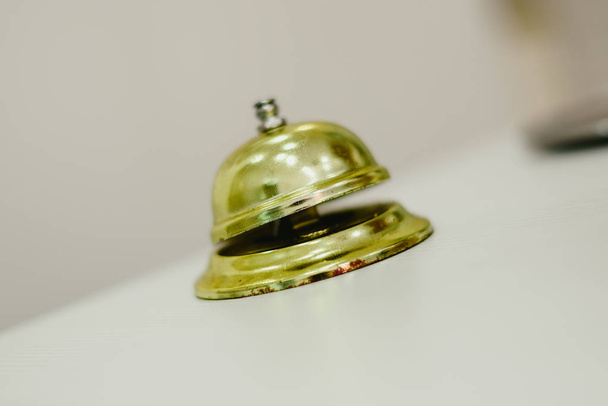 Vieja campana para llamar al botones en un hotel, Servicio de campanas de oro del hotel
 - Foto, Imagen