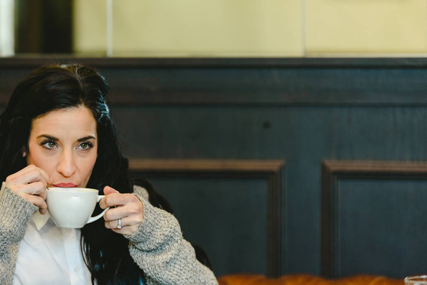 Krásná brunetka snídá kávu v E - Fotografie, Obrázek