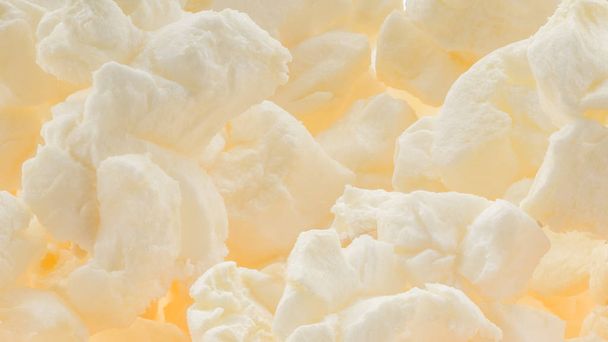 Popped buttered popcorn macro background - εκπληκτική λεπτομέρεια και υφή αφράτων σκασμένων πυρήνων - Φωτογραφία, εικόνα