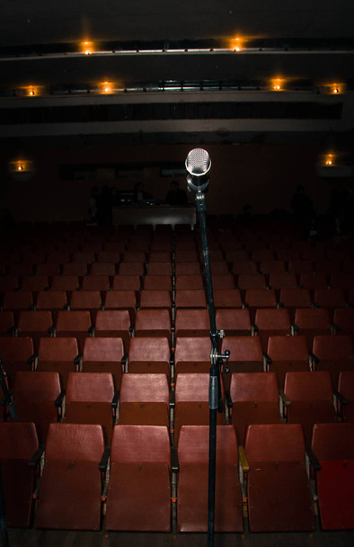 μικρόφωνο σε μια θέση μπροστά από την κενή αίθουσα ενός θεάτρου - Φωτογραφία, εικόνα
