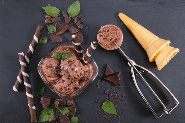 グラスボウルにチョコレートアイスクリームをスクープ - 写真・画像
