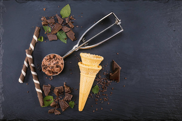Csokoládés fagylaltot a lapát a kúp - Fotó, kép