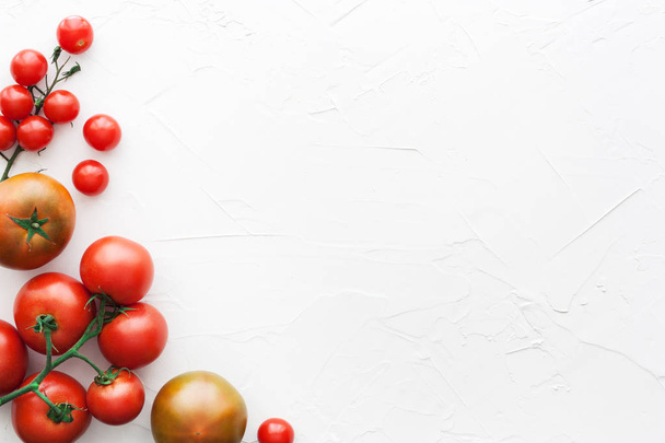 verschiedene Arten von Tomaten auf weißem Hintergrund mit Platz für Textnachrichten - Foto, Bild