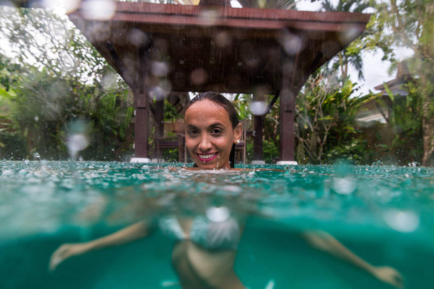 Woman in a beautiful villa with swimming pool - Фото, зображення