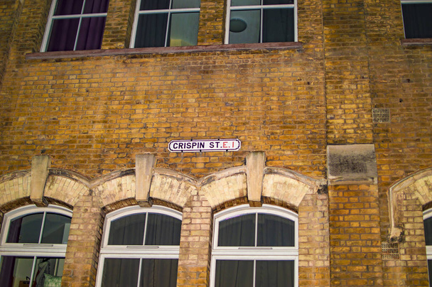 Crispin Οδός Λονδίνο με τούβλα κτίριο - Φωτογραφία, εικόνα