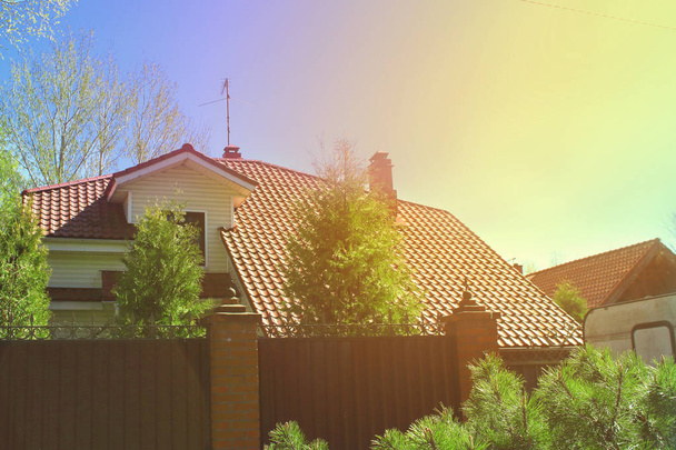 le toit de la maison chalet avec des tuiles rouges et une fenêtre de toit dans le village
 - Photo, image