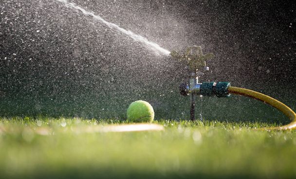 System nawadniania na trawie tenisowym - Zdjęcie, obraz