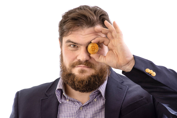 ernsthafte bärtige Geschäftsmann Händler hält Bitcoin Kryptowährungen - Foto, Bild