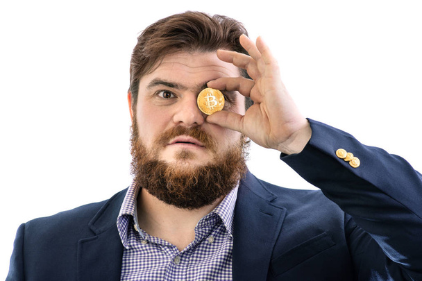 ernstige bebaarde zakenman Trader die bitcoin cryptocurrenc vasthoudt - Foto, afbeelding