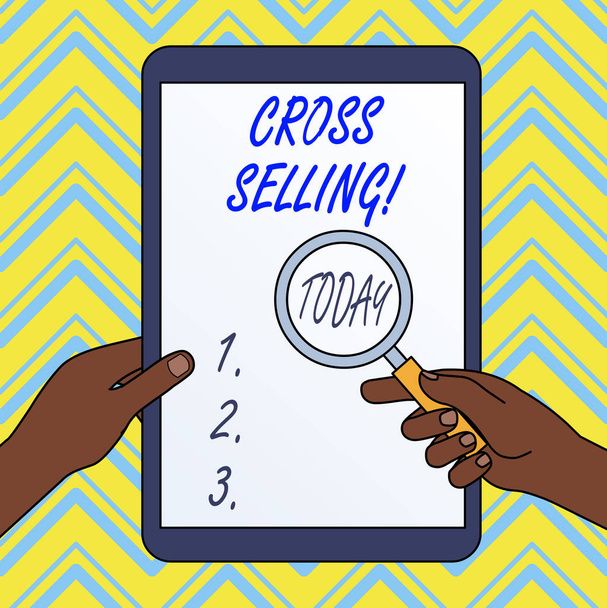 Znak tekstowy przedstawiający cross selling. Zdjęcie koncepcyjne do sprzedaży produktów uzupełniających do istniejącego klienta. - Zdjęcie, obraz