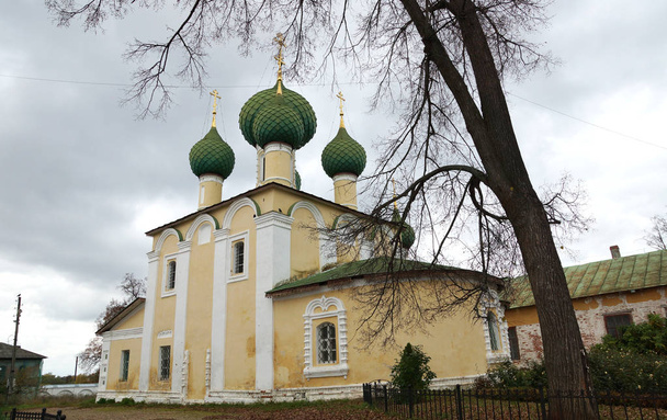 orthodoxe Kirche, Blick auf den Herbst. uglich. - Foto, Bild