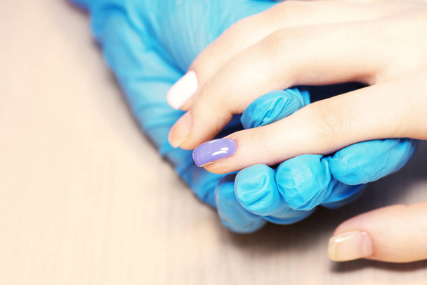 Primeros planos de las uñas de las mujeres naturales saludables en el salón de belleza. Manicuris
 - Foto, Imagen