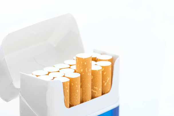 Envase azul abierto de cigarrillos aislados en blanco
 - Foto, Imagen