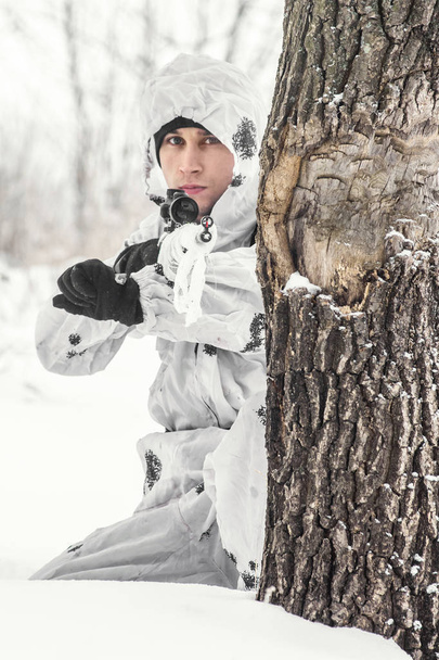 Mies sotilas talvella metsästää tarkka-ampuja kivääri valkoinen
 - Valokuva, kuva