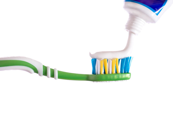 Cepillo de dientes apretado sobre el cepillo de dientes pasta de dientes fondo blanco
 - Foto, Imagen
