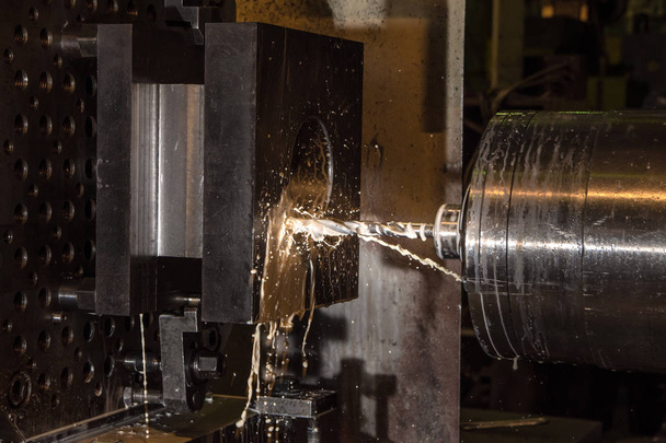 Maszyna do zbliżenia w fabryce metalu z Wiertarki przemysłowe CNC - Zdjęcie, obraz