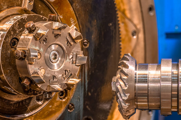 Nahaufnahme Werkzeugmaschine in Metallfabrik mit industriellen Zahnradschleifmaschinen cnc - Foto, Bild