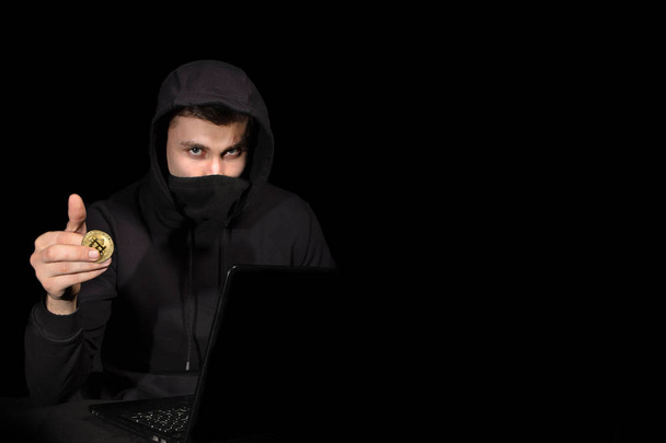 Hacker con portátil y bitcoin iniciando ataque cibernético, aislado
 - Foto, imagen