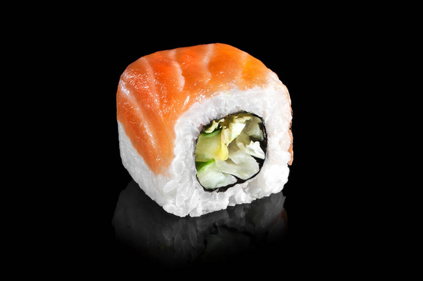 sushi sashimi da vicino su specchio nero con riflesso isolato su nero
 - Foto, immagini