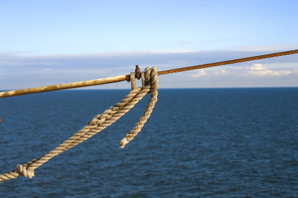 cordes de navire avec un noeud sur fond de mer bleue
 - Photo, image
