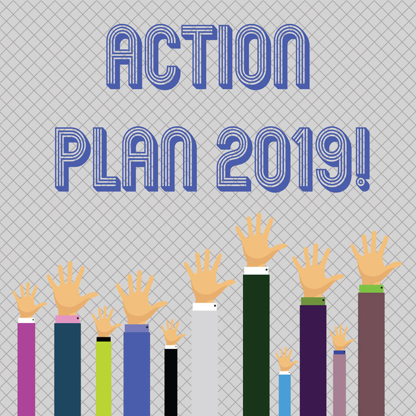 Πινακίδα κειμένου που δείχνει το σχέδιο δράσης 2019. Εννοιολογική προτεινόμενη στρατηγική ή πορεία ενεργειών για το τρέχον έτος χέρια αρκετών επιχειρηματιών που μεγαλώνουν πάνω από το κεφάλι, παλάμη μπροστά. - Φωτογραφία, εικόνα