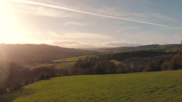 Luftaufnahmen von Low Bradfield - Peak District National Park - South yorkshire, England - aufgenommen bei Sonnenuntergang im Winter 2019 - Filmmaterial, Video
