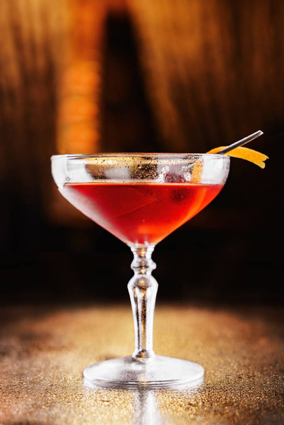 Холодний червоний фруктовий коктейль у високому склі на скляному фоні
. - Фото, зображення