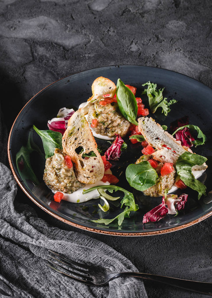 Здоровый салат из жареных баклажанов, ругулы, шпината, помидоров
 - Фото, изображение