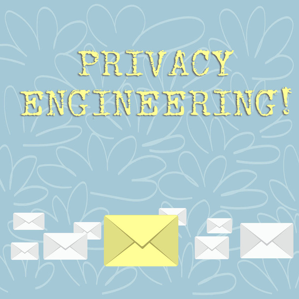 Schrijfbriefje met Privacy Engineering. Zakelijke foto showcasing engineered systemen bieden aanvaardbare niveaus van privacy Color Envelopes in verschillende maten met grote in het midden. - Foto, afbeelding