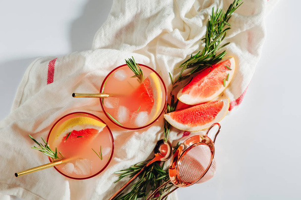 Grapefruit and Rosemary cocktail.  Refreshing and non-alcoholic drink perfect for spring or summer.   - Foto, imagen