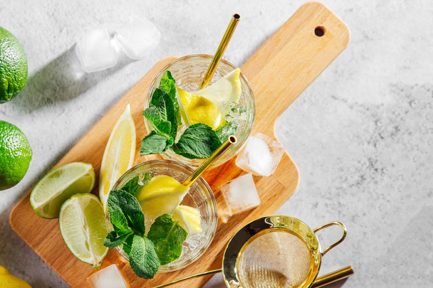 Homemade lemonade. Summer drinks with fresh citrus and ice.  - Foto, imagen