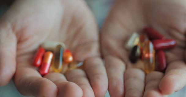 Close-up de mãos femininas, alguém derrama um monte de comprimidos de opiáceos de prescrição na mão. Conceito de Saúde, Drogas, Contracepção
. - Filmagem, Vídeo