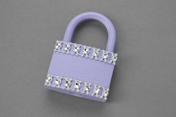 ラインストーンで飾られた紫色の結婚式の南京錠. - 写真・画像