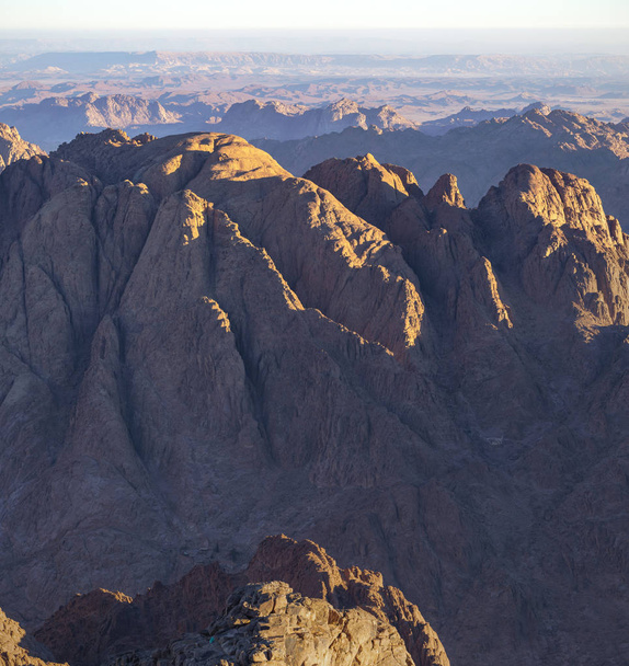 Egipto. Monte Sinaí por la mañana al amanecer. (Monte Horeb, Gabal Musa, Moisés Monte). Lugar de peregrinación y famoso destino turístico
. - Foto, Imagen