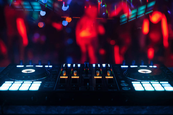 professzionális DJ vezérlő az elektronikus zene keveréséhez - Fotó, kép