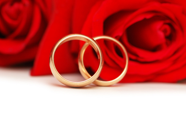 Two wedding rings and red roses - Φωτογραφία, εικόνα