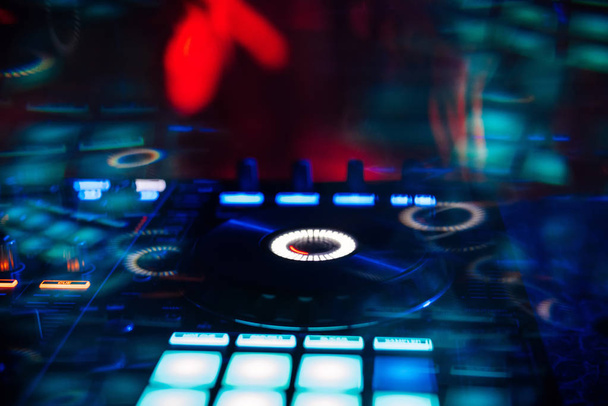 Bir gece kulübünde müzik karıştırma için DJ Mikser denetleyici - Fotoğraf, Görsel