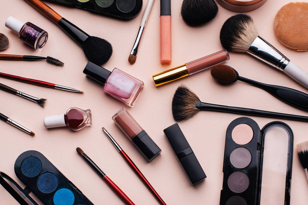 Kosmetik und Make-up für Frauen auf rosa Hintergrund. Ansicht von oben - Foto, Bild