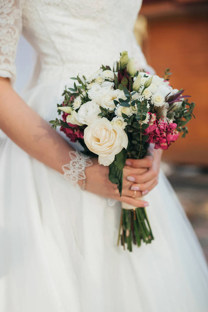 花嫁の手に白いバラと結婚式の花束 - 写真・画像