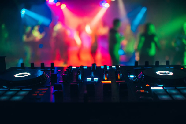 DJ mixer panel ovladač pro přehrávání hudby a párty - Fotografie, Obrázek