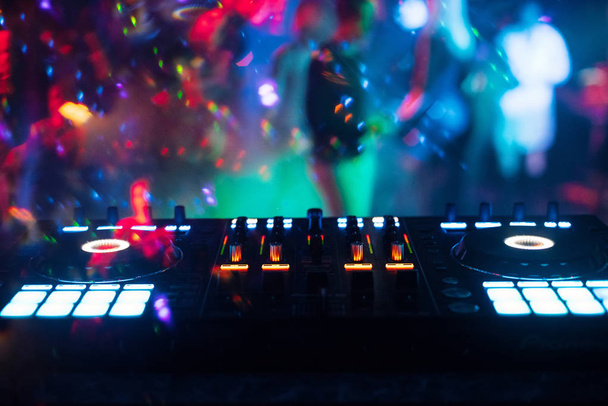 musiikki mikseri DJ ohjain hallituksen ammatillinen sekoittaminen elektronisen musiikin
 - Valokuva, kuva