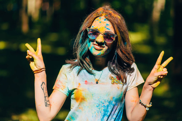 VICHUGA, RÚSSIA - JUNHO 17, 2018: Festival de cores Holi. Retrato de uma jovem menina feliz
 - Foto, Imagem