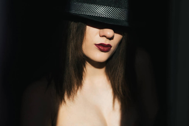Sexy mladá dívka model v černém klobouku s červenou rtěnku - Fotografie, Obrázek