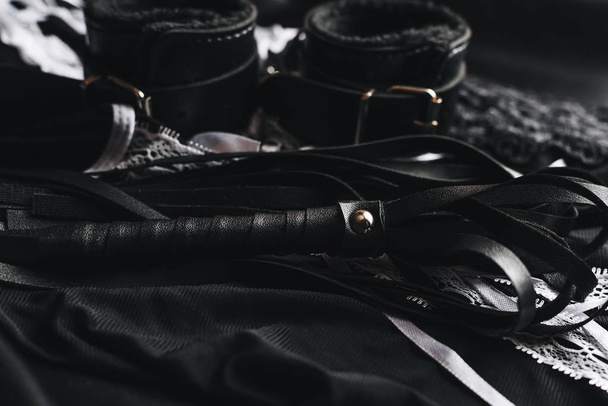 Кожаные наручники и кнут для БДСМ и костюм горничной для ролевых игр
 - Фото, изображение