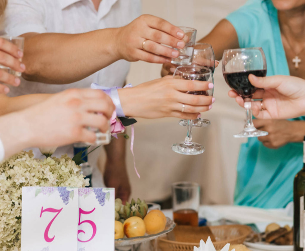 şarap ve tost kadehleri clinking arkadaş bir grup elleri - Fotoğraf, Görsel
