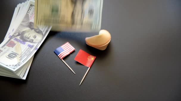 Obchodní válka mezi USA a Čínou, americké bankovky spadající pod vlajky - Záběry, video