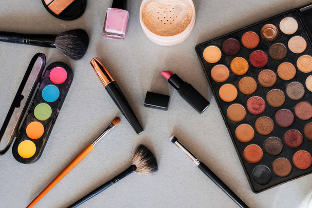 conjunto de cosméticos profesionales, herramientas para el maquillaje y el cuidado de la piel de la mujer. Productos de belleza
. - Foto, imagen