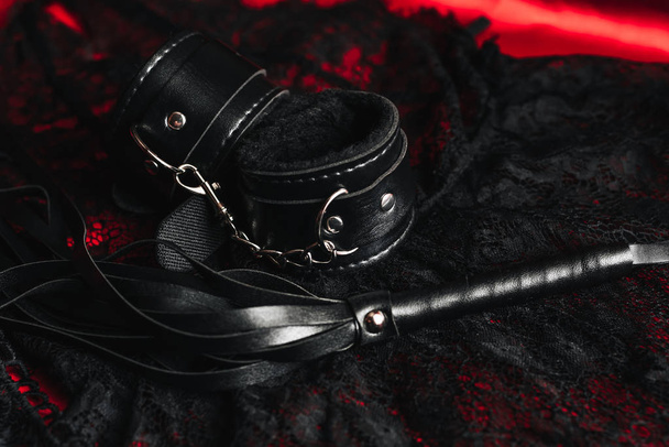 Handschellen und Peitsche mit sexy Unterwäsche für Frauen - Foto, Bild